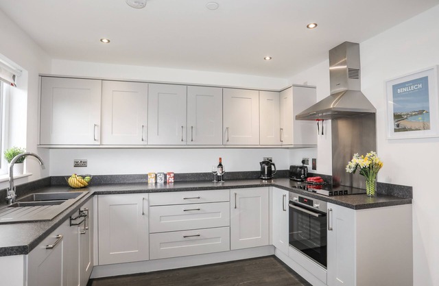 AWEL DEG PARC DELFRYN, family friendly, with a garden in Benllech