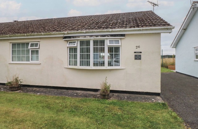 AWEL-Y-MOR, pet friendly, with a garden in Port Eynon