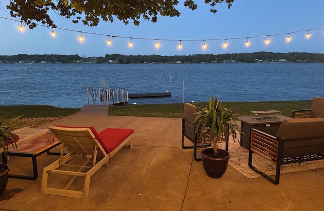 Awesome 3 Bedroom River Front Retreat right on the water!