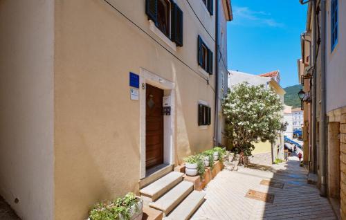 Awesome Apartment In Cres With Wifi