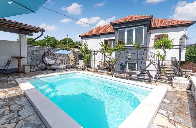 Awesome home in Danilo