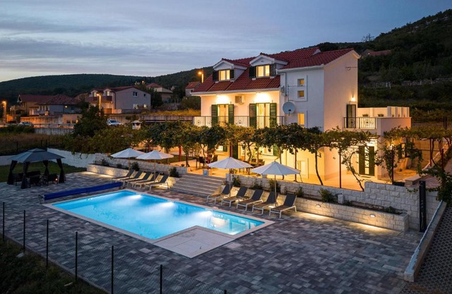 Awesome Home In Dicmo Prisoje