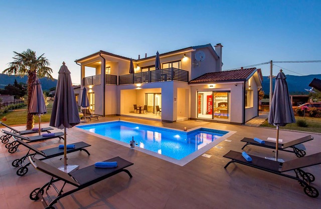 Awesome home in Drazice with WiFi