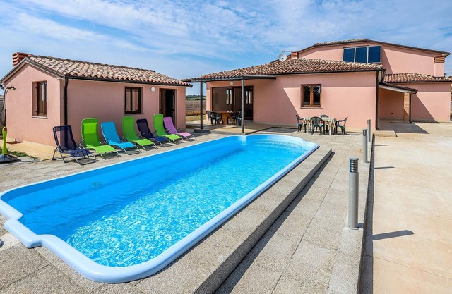 Awesome home in Galizana with WiFi