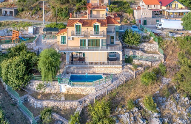 Awesome home in Mirlovic Polje