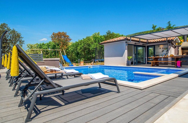 Awesome home in Koromacno with sauna