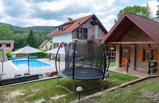 Awesome home in Novo Zvecevo with sauna