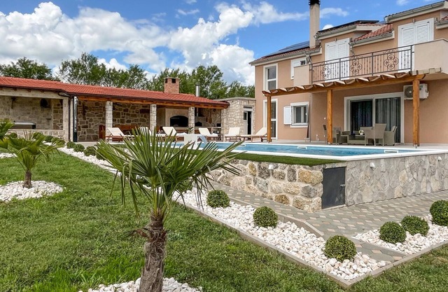 Awesome home in Ruzic with jacuzzi