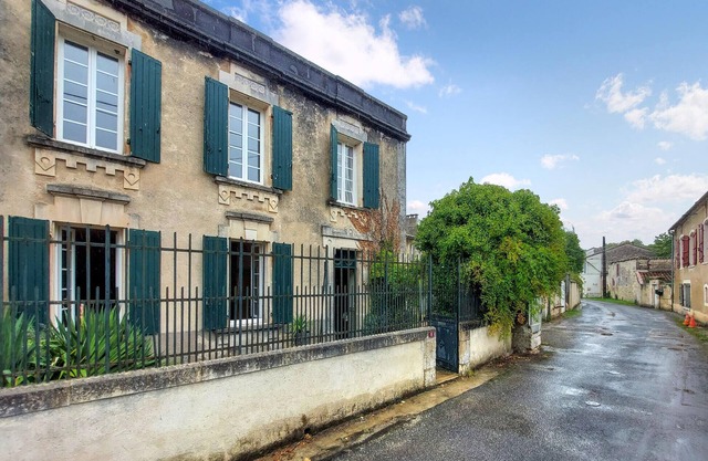 Awesome home in Saint-Simon with WiFi