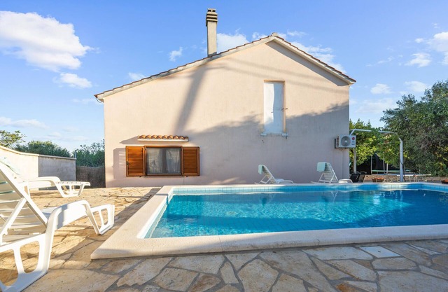 Awesome home in Tinj with jacuzzi