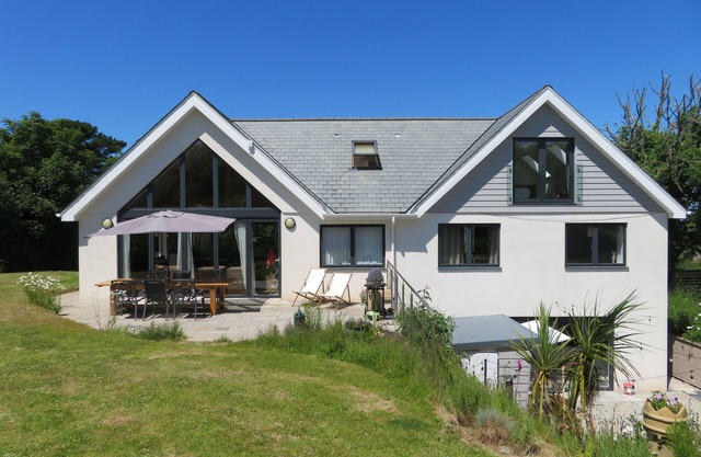 Awesome slidehouse close to coastpath,pubs,beaches sleeps 12-14