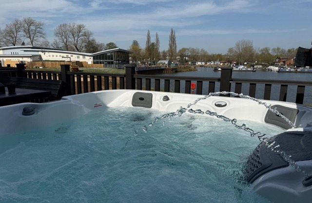 Azure Horizons - Retreat Hot Tub Glamping Pod GV03