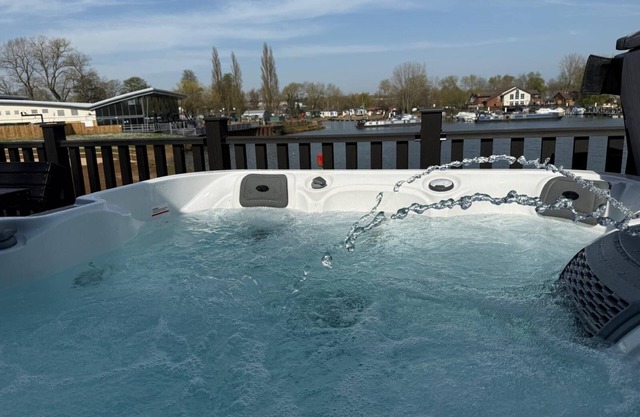 Azure Horizons - Retreat Hot Tub Glamping Pod 04