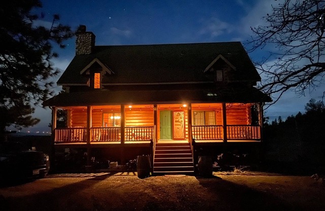 B&B Ranch is a cozy cabin with mountain views , perfect for rest and have fun.