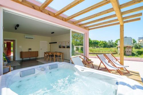 Bacelos pink house - riverfront with jacuzzi