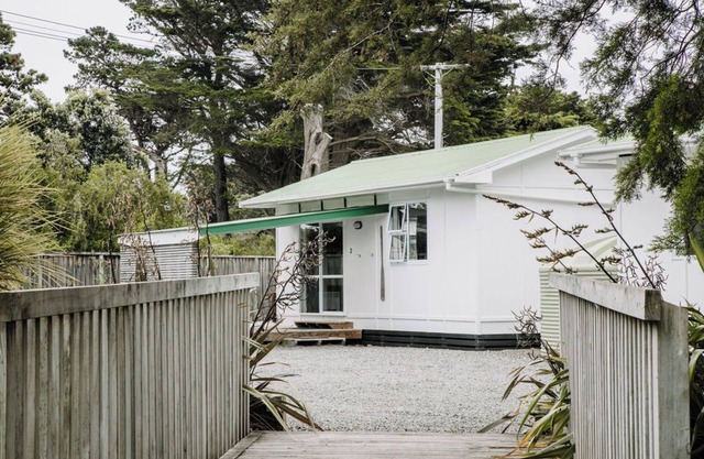 Bach 2 - Loburn Bach Accommodation, in the Lake Ferry Village