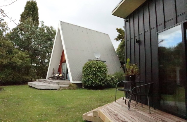 Bach Pukawa, Lake Taupo. Birds, fishing, pets, wifi, skiing, 5 mins walk to lake