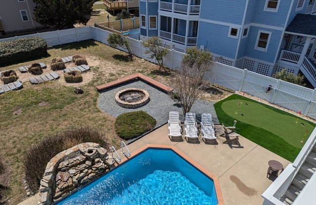 Backyard FUN & RELAXATION ! Pool, hot tub, tiki hut, fire pit, putting green