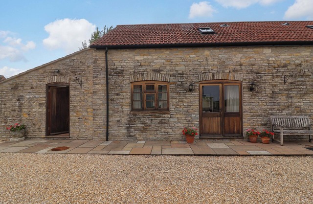 BADGER COTTAGE, romantic, with a garden in Lydford-On-Fosse