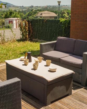 Bajo con jardines cerca de la playa