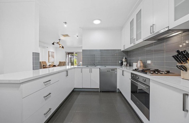 Ballarat Cozy Cottage for Families, Sleeps 8, Pet Friendly, Big backyard, Parking for 4 cars, Close to Shopping mall