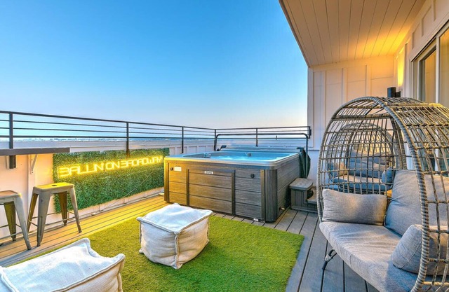 Ballin on Broadway! 14 Bed! Skyline Views! Hot Tub