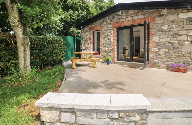 BALLYMAGILLEN APARTMENT, pet friendly, with a garden in Dunboyne