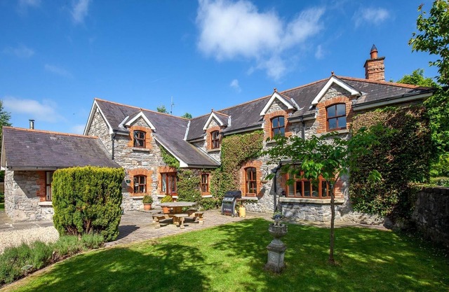 BALLYMAGILLEN HOUSE, pet friendly, with open fire in Dunboyne