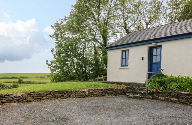 BALLYVOREEN, pet friendly, with open fire in Glandore, County Cork