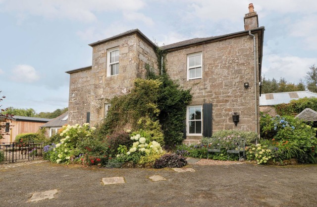 BALSAGGART FARM, family friendly, with open fire in Kirkmichael