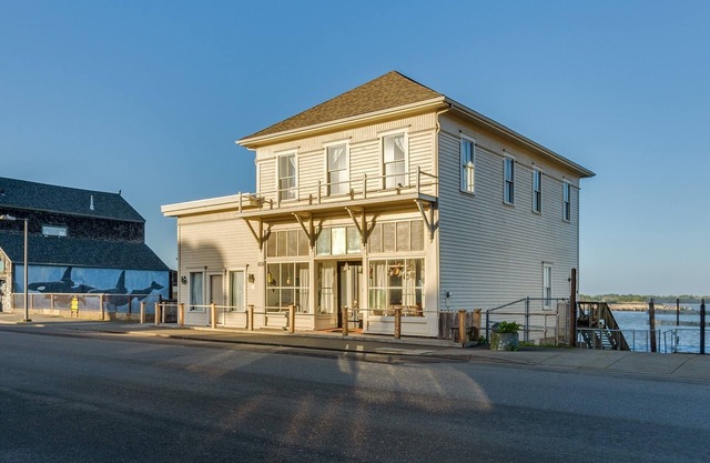 Bandon Historic River House in Old town Bandon with amazing views!