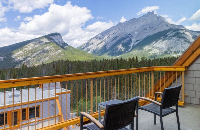 Banff | Spacious Suite w/Mountain View & Balcony