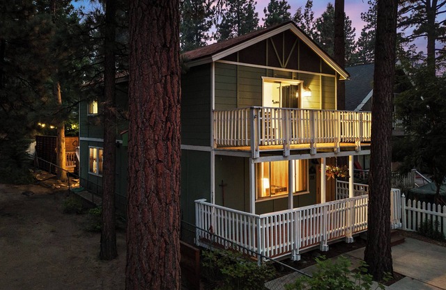 Barker Cottage: Hot Tub, Shuffleboard, Firepit