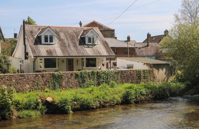 BARLESIDE, pet friendly, character holiday cottage in Dulverton