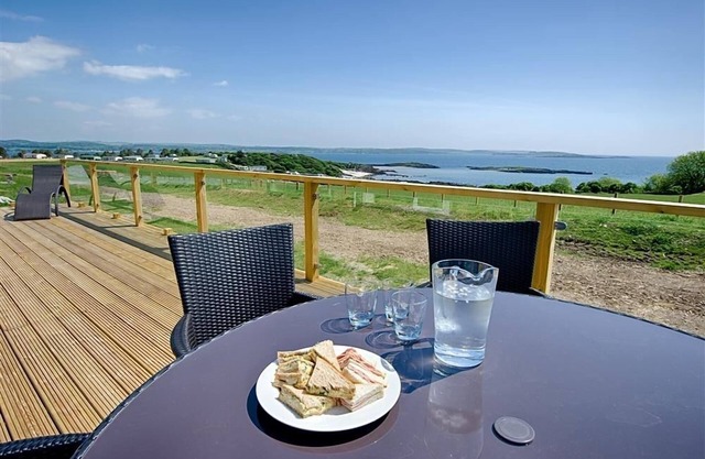 Barley Lodge - a lodge that sleeps 6 guests in 3 bedrooms