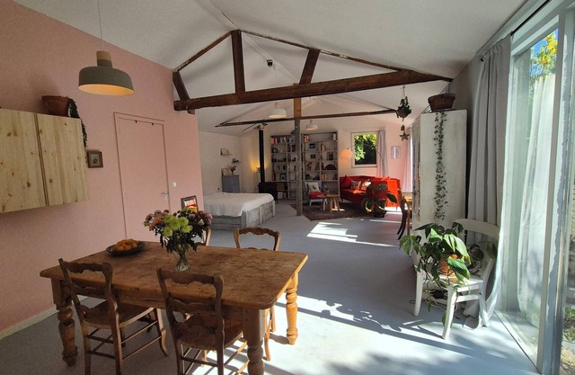 Barn converted into cosy studio with garden and free parking in Eindhoven