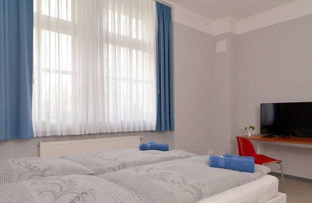 Barrier-free double room (with private bathroom) Bathroom) No. 1 - Hostel in Guben