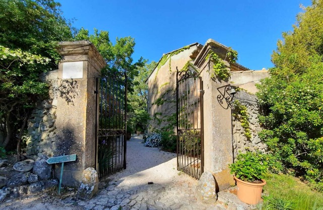 Bastide XVIII in a park with century-old trees and swimming pool
