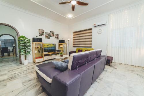 Batu Pahat Sri Jaya Villa 4BR 18pax w Pool table by Our Stay