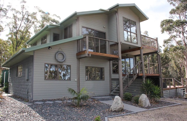 BAY OF FIRES SEACRET Beach House in private bush acreage, with ocean views