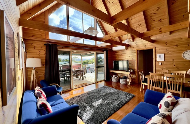 Bay views Escape: Relaxing Home for You and Your Family with outdoor EV Charger