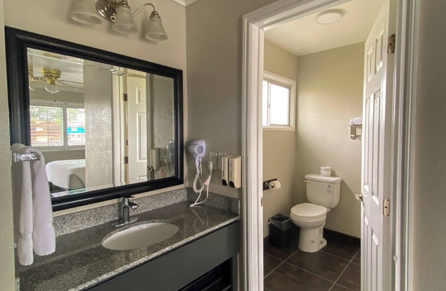 Bayfront Comfort – Cozy Rooms