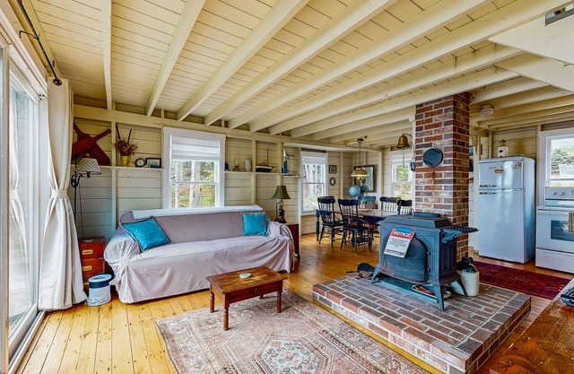 Bayfront cottage with fantastic views & minutes to downtown - Dog-friendly