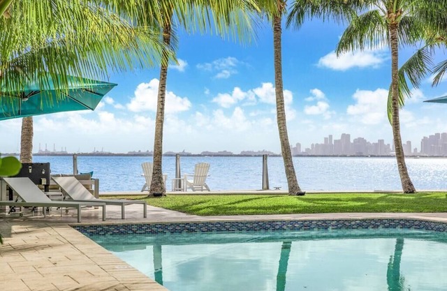 Bayfront Villa Heated Pool Amazing Views and Beach Access