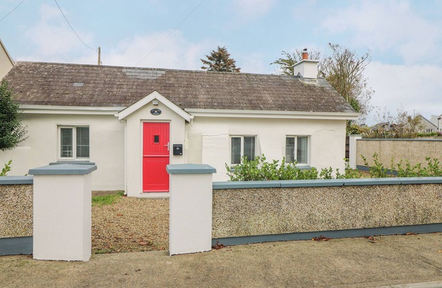 BAYSIDE COTTAGE, pet friendly in Rosslare Strand, County Wexford