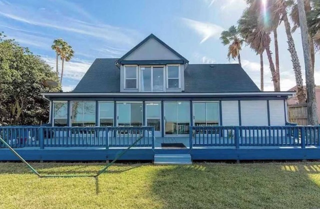 Bayside Paradise 4BR Home with Patio & Games Room