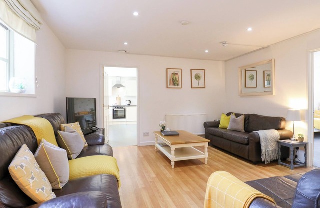 BB HOUSE, family friendly, with a garden in Roxhill Manor Farm