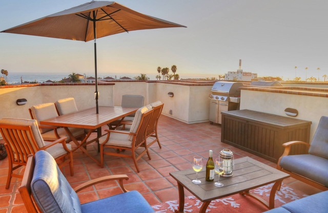 Beach Break with Ocean Views, Rooftop BBQ, Garage, Ocean Side Hwy 101