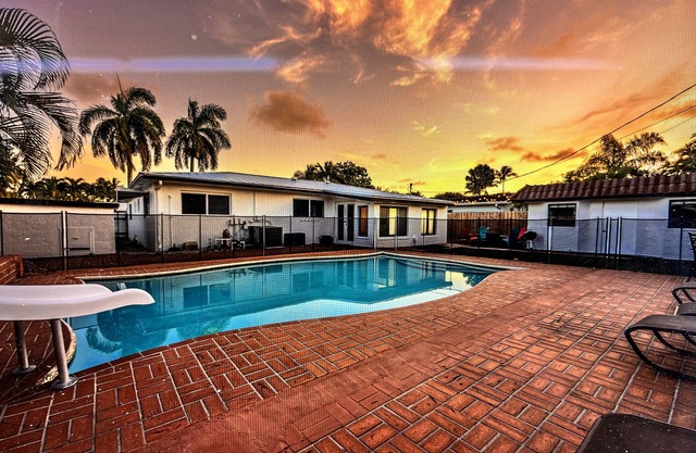 Beach Breeze Inn–Theater, Pool, Arcade, & Fire Pit-Close to Ocean