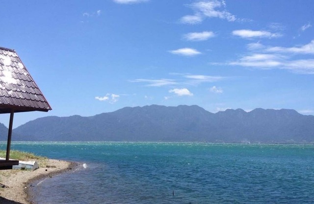 Beach & Bungalow by lake Maninjau